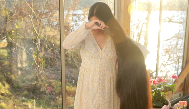 VIDEO - Isabell brushing her very long hair