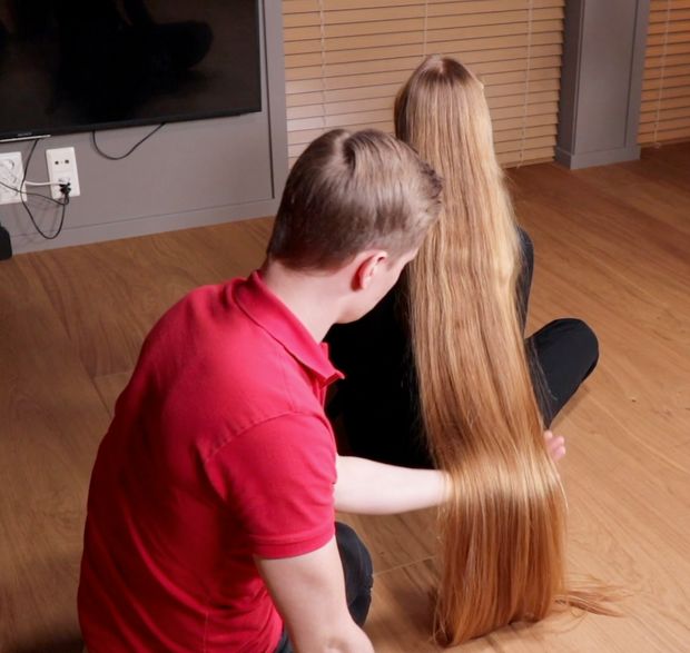 VIDEO - Blonde calf length hair floor show