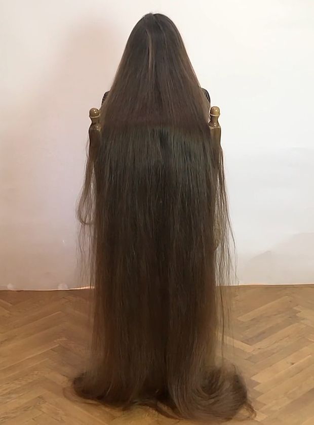 VIDEO - Floor length hair display