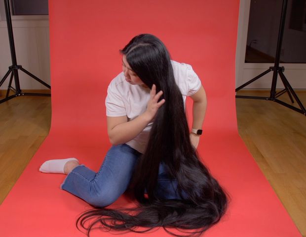 VIDEO - Really long black hair on red