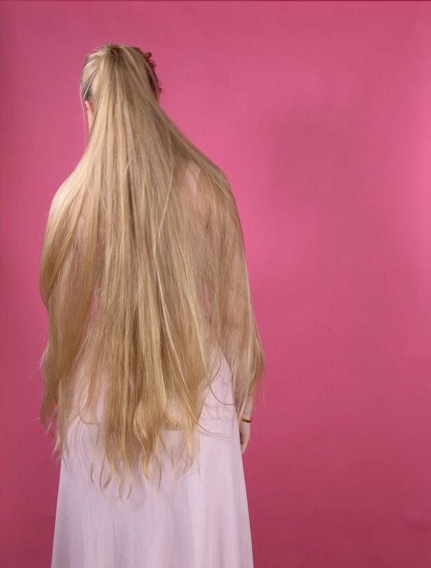 VIDEO - The ponytail and bun show perfection on pink