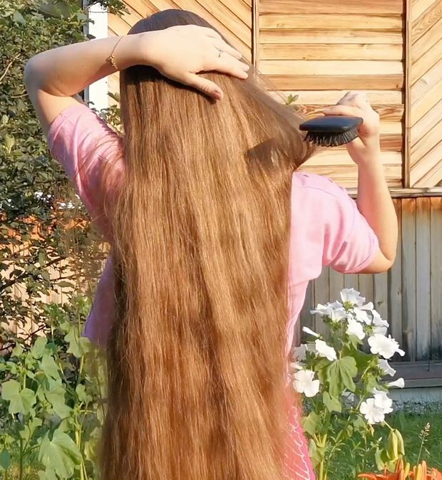 VIDEO - Tons of shampoo for very long blonde hair