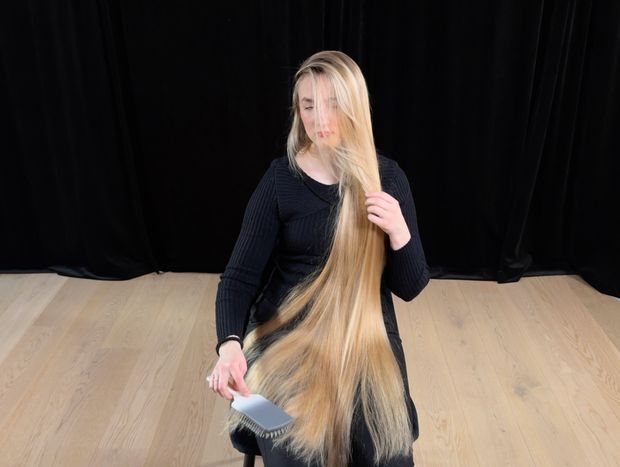 VIDEO - Perfect blonde hair length display and brushing in lap (part 2)