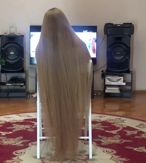 VIDEO - Blondie&#x27;s long hair show