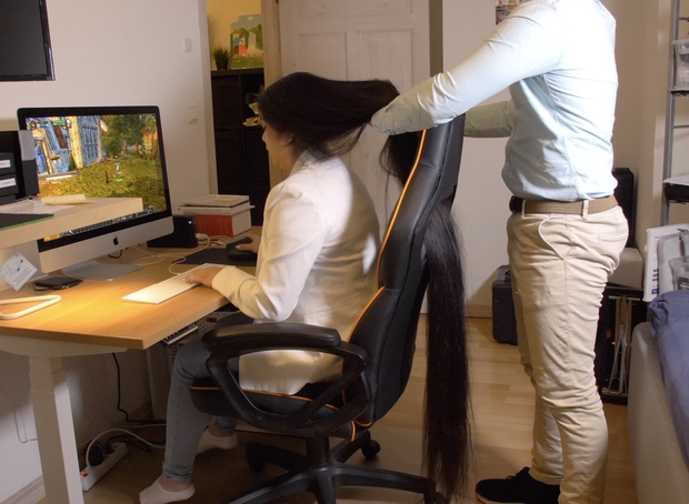 VIDEO - Super long haired gamer