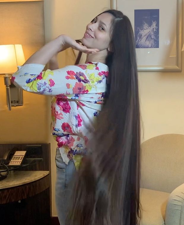 VIDEO - Neha&#x27;s extreme long hair show