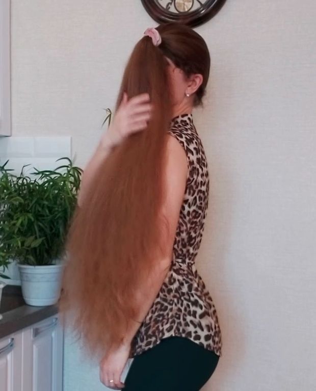 VIDEO - Heavy bundrops in front of her face