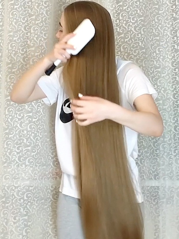 VIDEO - Long blonde hair by the curtains