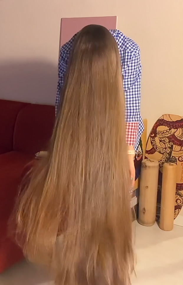 VIDEO - Extreme calf length hair in front of her face (part 1)