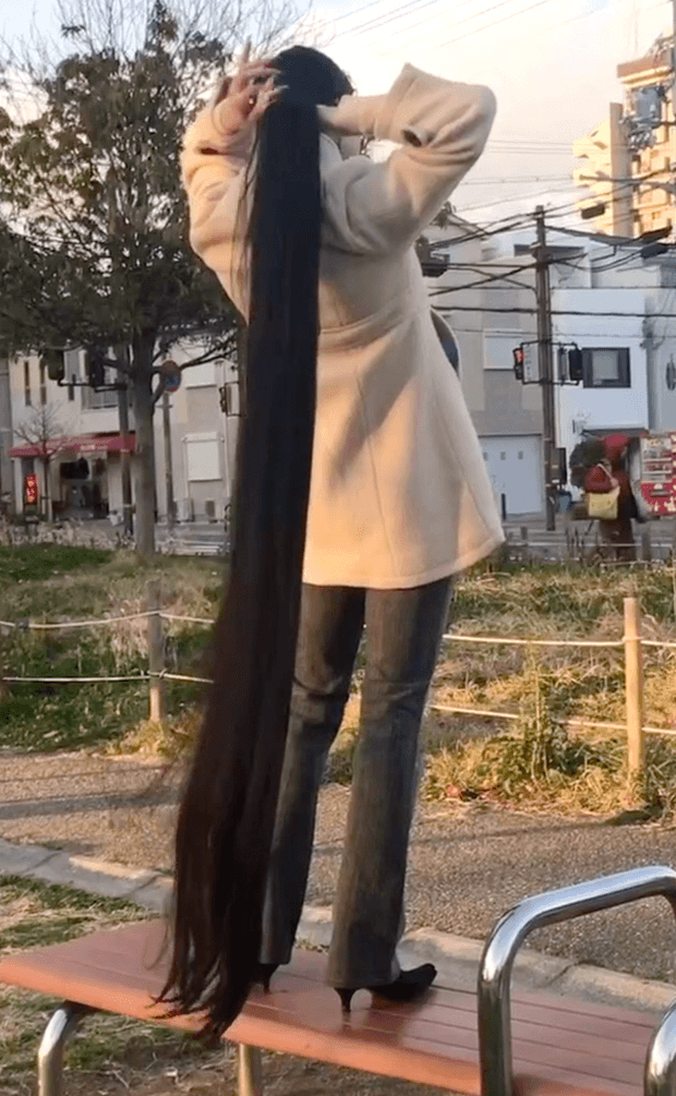 VIDEO - Floor length hair in public 2