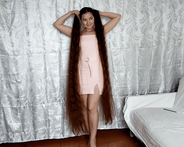 VIDEO - Margarita&#x27;s super long, creative hair play
