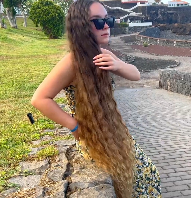 VIDEO - Natalia&#x27;s beautiful hair show by the sea