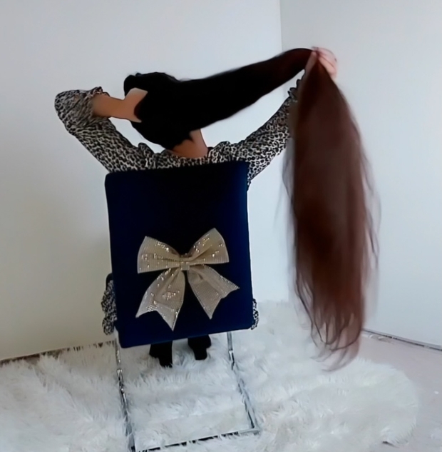 VIDEO - Kornelija and the blue chair