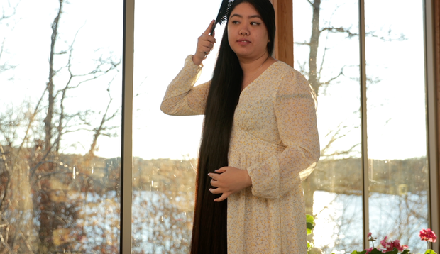 VIDEO - Isabell brushing her very long hair