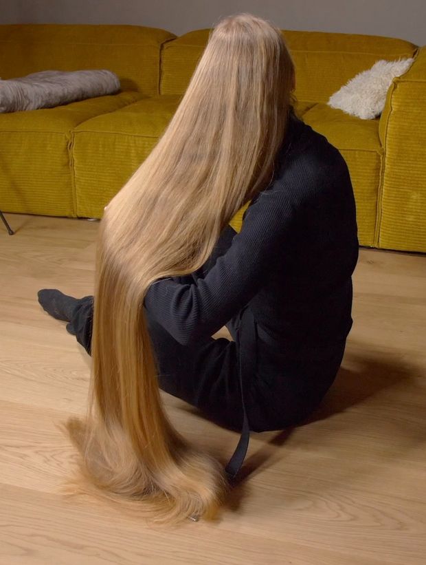 VIDEO - Blonde calf length hair floor show
