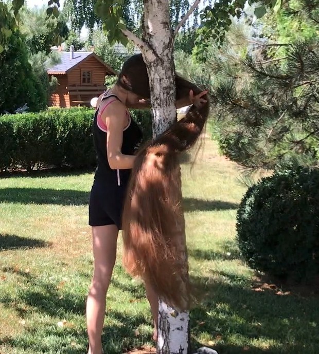 VIDEO - Floor length hair tree