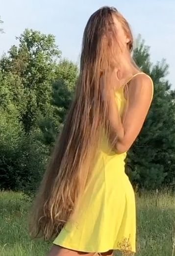VIDEO - Blonde hair, pink comb