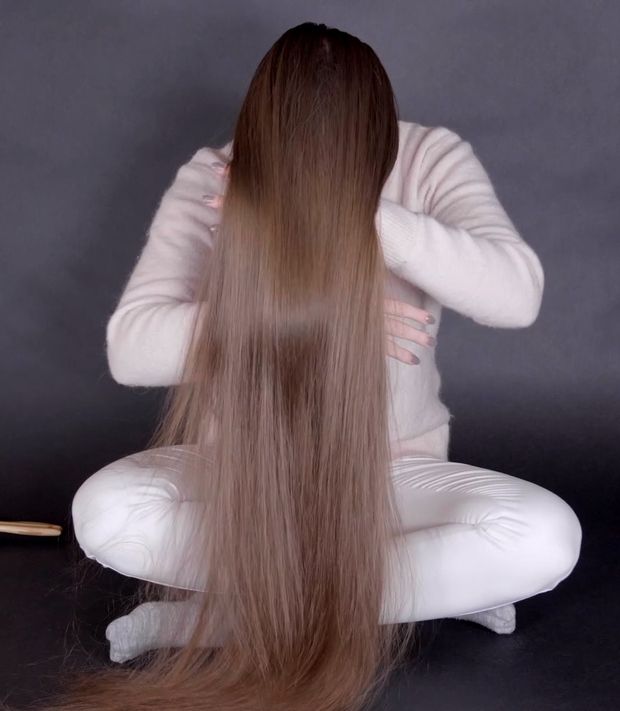 VIDEO - Emilie&#x27;s perfectly healthy, silky hair