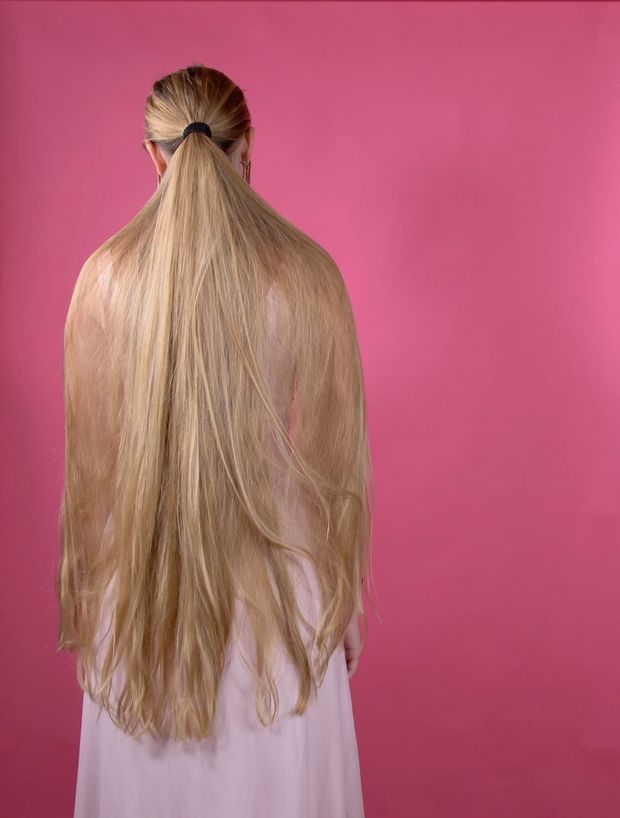 VIDEO - The ponytail and bun show perfection on pink