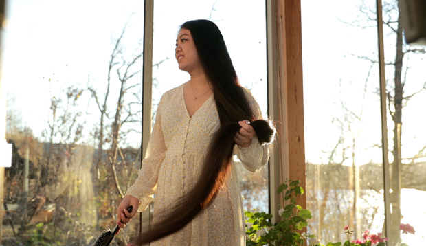 VIDEO - Isabell brushing her very long hair