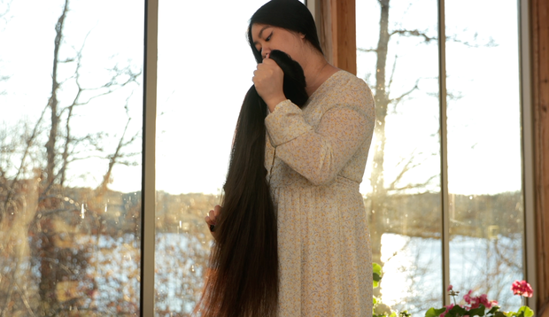 VIDEO - Isabell brushing her very long hair