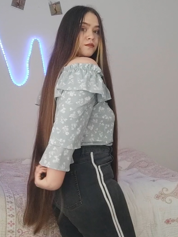 VIDEO - Her daily hair play