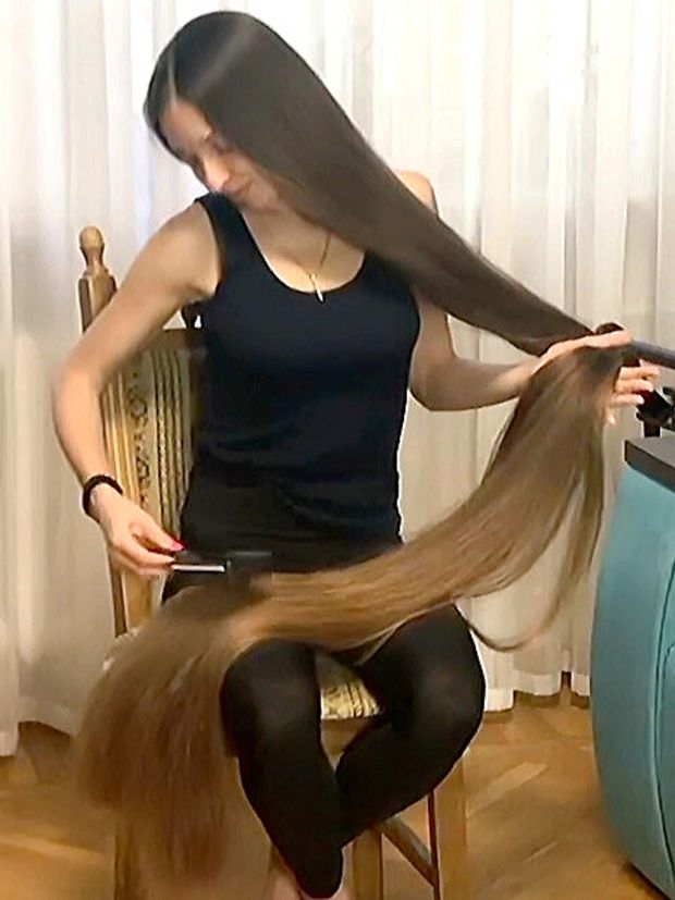 VIDEO - Extreme floor length hair brushing