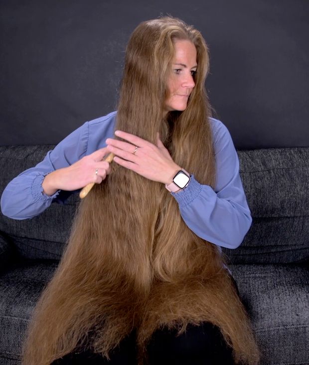 VIDEO - Brushing her massive mane