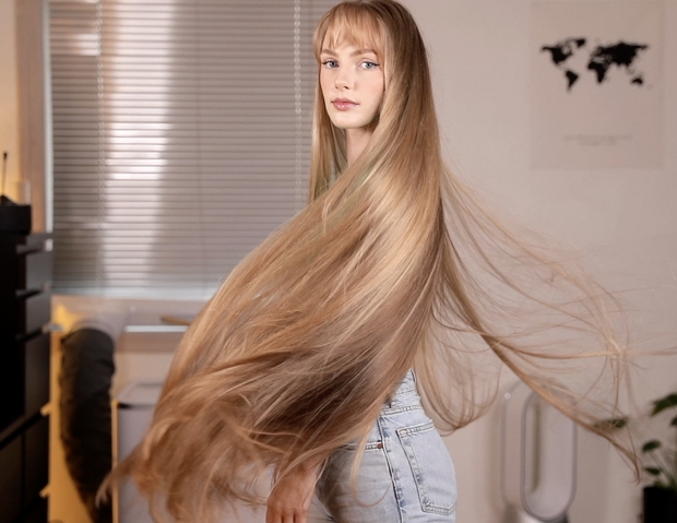 VIDEO - Super beautiful blonde Rapunzel