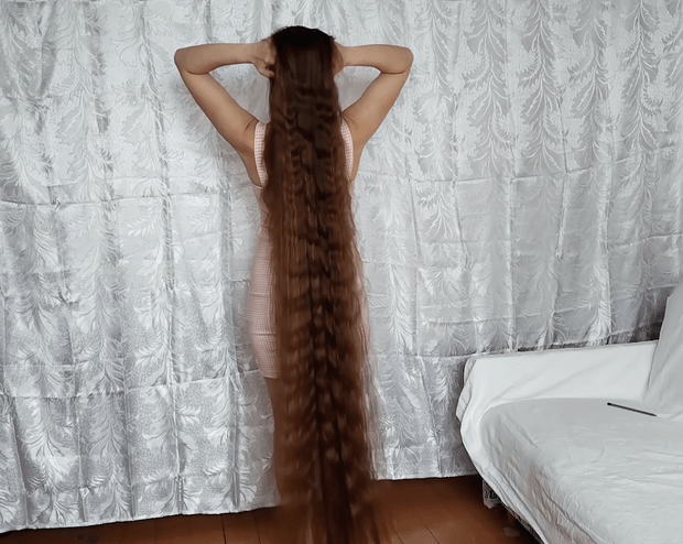 VIDEO - Margarita&#x27;s super long, creative hair play