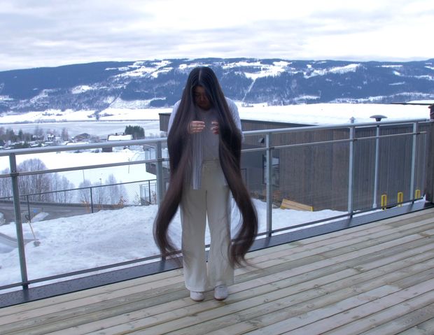 VIDEO - Hair display with a beautiful view