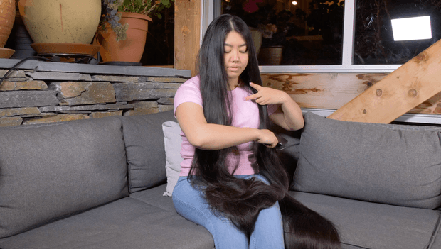 VIDEO - Rapunzel brushing in the sofa