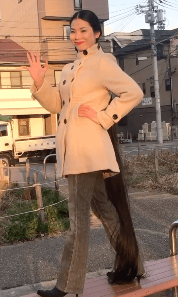VIDEO - Floor length hair in public 2