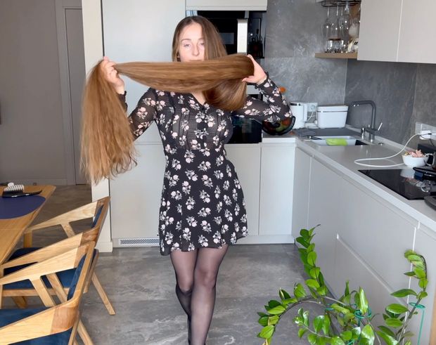 VIDEO - Lady with two meter long hair