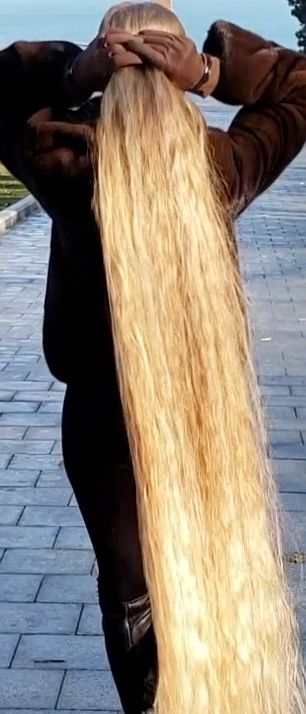 VIDEO - Blonde Rapunzel in the park