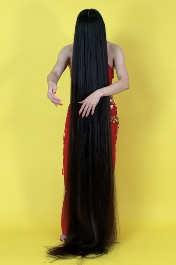 VIDEO - Beyond floor length hair belly dancer