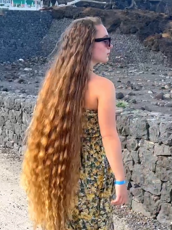 VIDEO - Natalia&#x27;s beautiful hair show by the sea