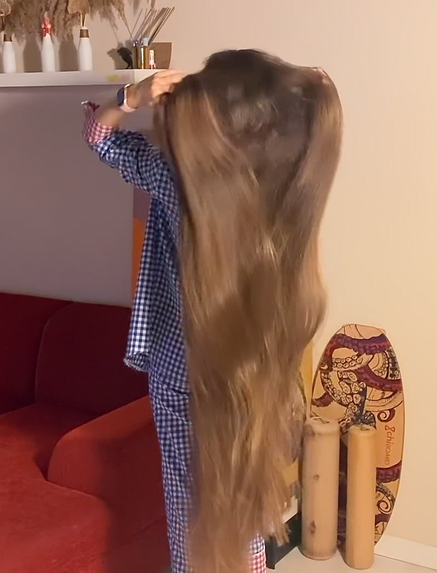 VIDEO - Extreme calf length hair in front of her face (part 1)