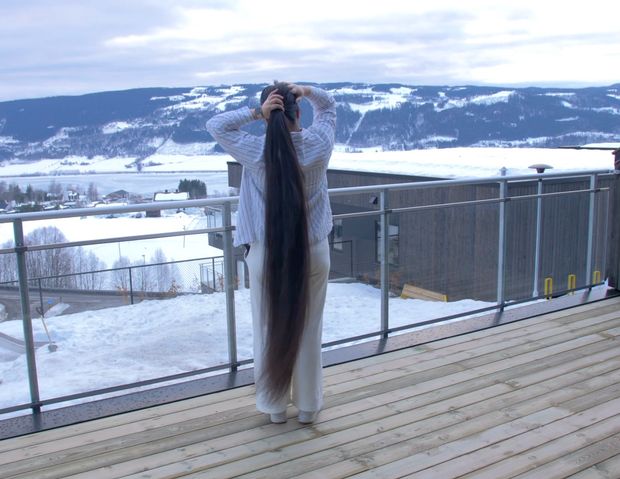 VIDEO - Hair display with a beautiful view