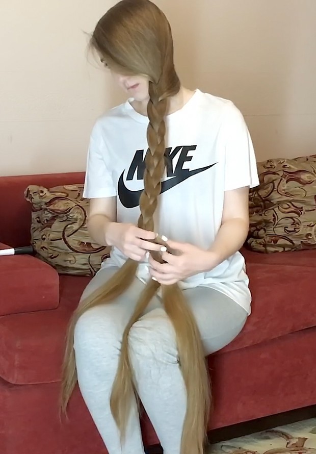 VIDEO - Red sofa, blonde hair