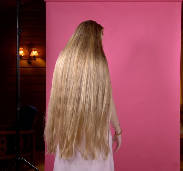 VIDEO - The ponytail and bun show perfection on pink