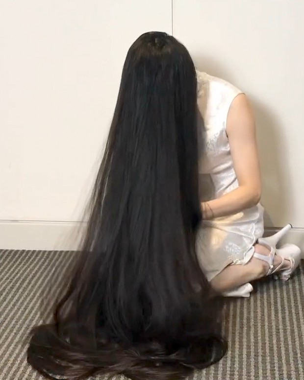 VIDEO - A lot of length, a lot of hair play