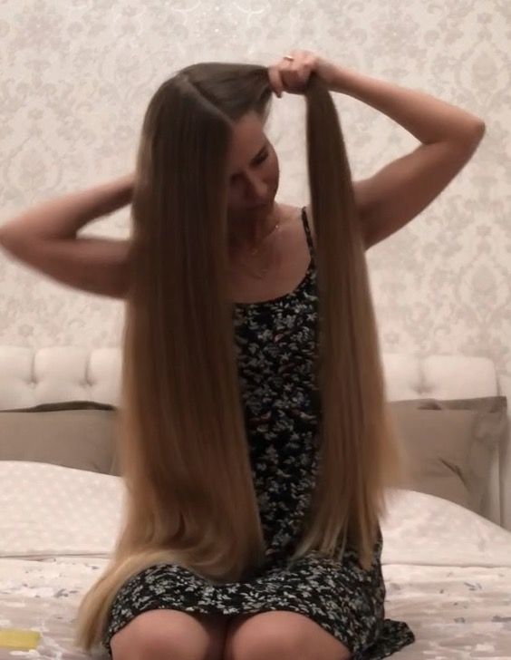 VIDEO - Julia&#x27;s blonde silk in a beautiful room