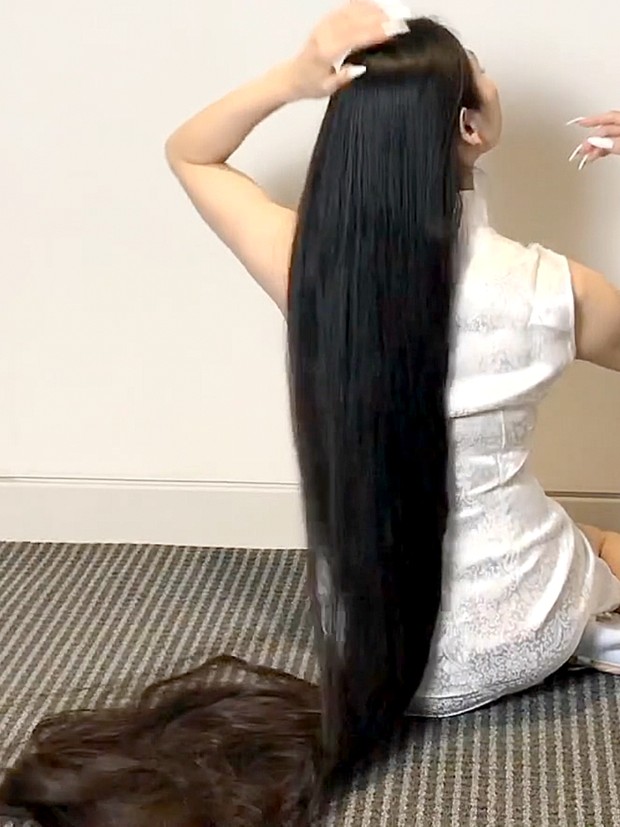 VIDEO - A lot of length, a lot of hair play