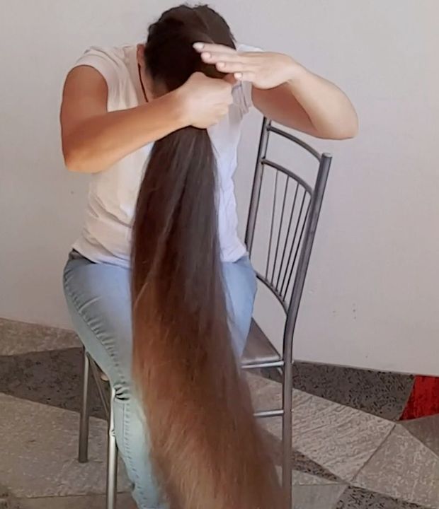 VIDEO - Parting, brushing and hairstyles