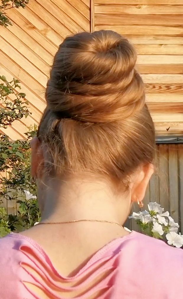 VIDEO - Tons of shampoo for very long blonde hair