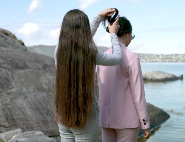 VIDEO - Two sisters by the sea