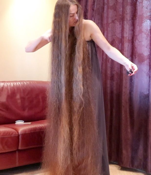VIDEO - Rapunzel getting ready for the evening