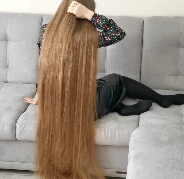 VIDEO - Using floor length hair as a blanket