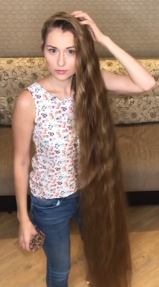 VIDEO - Katerina&#x27;s high ponytail
